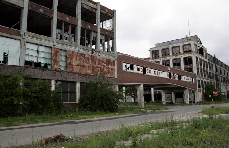The abandoned and decaying Packard Motor Car Manufacturing plant, built in 1907 and designed by Albert Kahn, is seen near downtown Detroit, Michigan June 21, 2009. As communities from Buffalo to Milwaukee struggle with shuttered factories and vacant neighborhoods, some have turned abandoned properties into parks, gardens and other open space, even going so far as to plow under entire neighborhoods. In Flint, Michigan, the birthplace of General Motors, a pioneering program that allows local government to capture profits from tax foreclosures has generated funds to demolish over 1,000 abandoned homes in the past five years. Picture taken June 21.   REUTERS/Rebecca Cook (UNITED STATES TRANSPORT BUSINESS EMPLOYMENT) (Â© Rebecca Cook / Reuters)