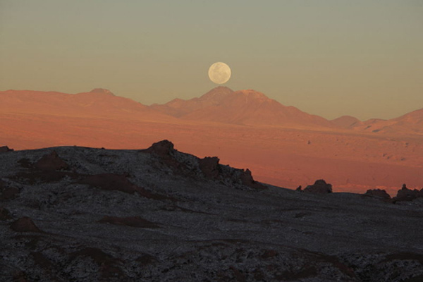 (<a href="http://en.wikipedia.org/wiki/File:Mondaufgang_im_Valle_de_la_Luna.jpg">HolyPetrus</a>)