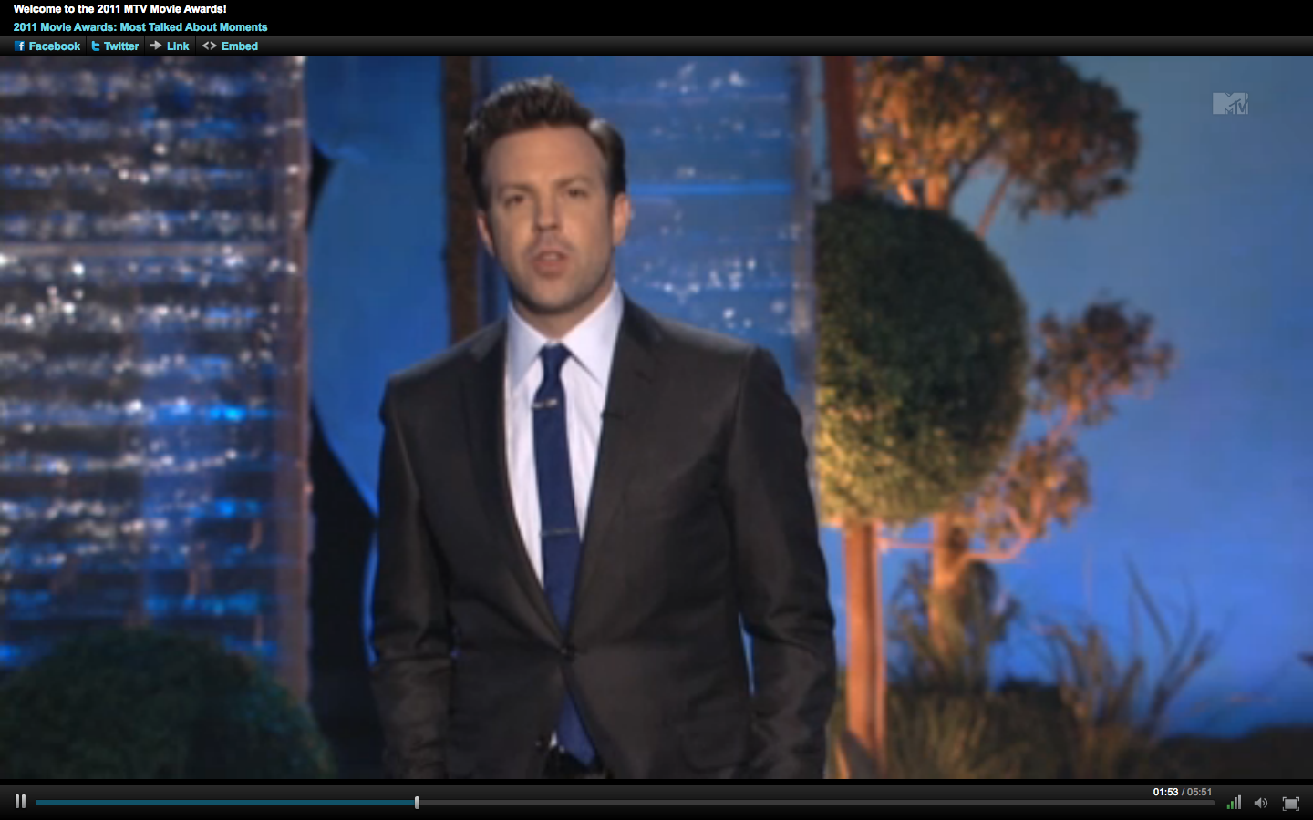 Jason Sudeikis hosting last night's MTV Movie Awards.