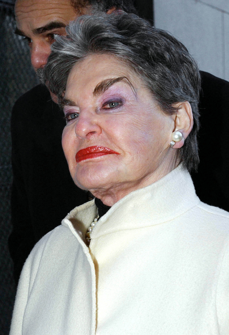 Real estate baroness Leona Helmsley appears for court to fight a former hotel manager's charges that she discriminates against homosexuals in New York on January 21, 2003. [Charles Bell, one of her former employees, is suing her alleging she fired him because of his sexual orientation.] (Â© Chip East / Reuters)
