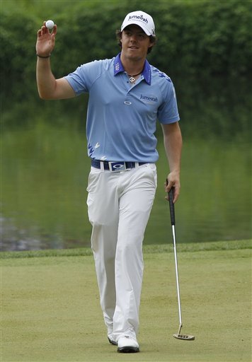 Rory McIlroy, Northern Ireland, waves to the gallery on the 10th green during the final round of the U.S. Open Championship golf tournament in Bethesda, Md., Sunday, June 19, 2011. (AP Photo/Matt Slocum) (AP)