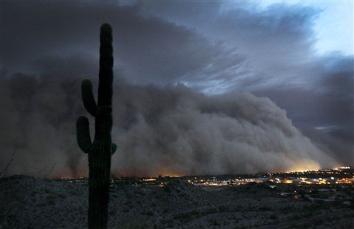A giant dust storm covers Phoenix, Ariz., Tuesday, July 5, 2011. (AP Photo/The Arizona Republic, Rob Schumacher) (AP)