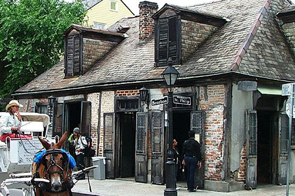 (<a href="http://en.wikipedia.org/wiki/File:LafittesCarriage1May2004.jpg">Infrogmation</a>)