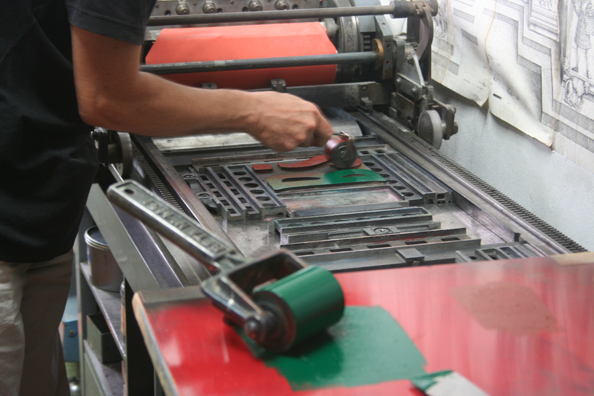 Lucio Passerini hand-inking Art Nouveau wood type