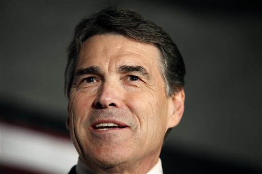 El nuevo aspirante a la candidatura republicana a la presidencia, el gobernador de Texas Rick Perry, habla con sus correligionarios durante una cena del domingo 14 de agosto del 2011, en Waterloo, Iowa. (Foto AP/Charlie Neibergall) (AP)