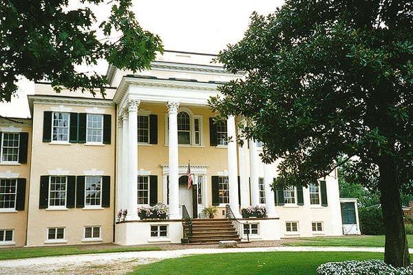 A Loudon County home (<span about='http://www.flickr.com/photos/lcd1863/4137957697/' xmlns:cc='http://creativecommons.org/ns#'><a href='http://www.flickr.com/photos/lcd1863/4137957697/' rel='cc:attributionURL' target='_blank'>lcm1863</a> / <a href='http://creativecommons.org/licenses/by/3.0/' rel='license' target='_blank'>CC BY 3.0</a></span>)