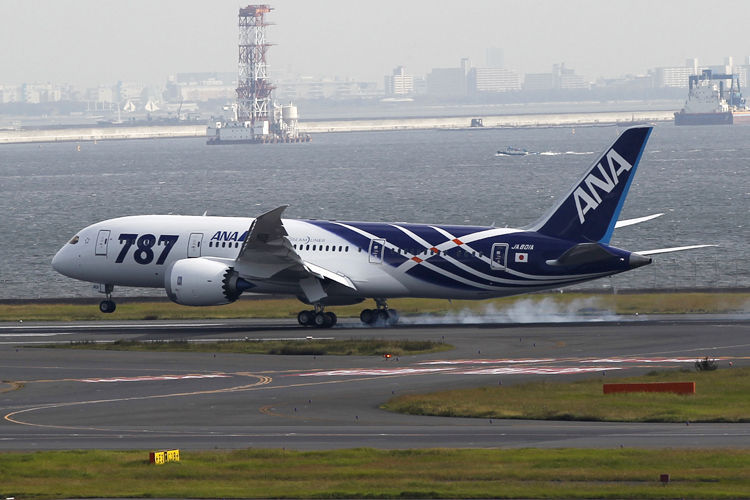 A Boeing 787 Dreamliner aircraft lands for delivery to All Nippon Airways (ANA) of Japan at Haneda airport in Tokyo September 28, 2011. (Toru Hanai / Reuters)