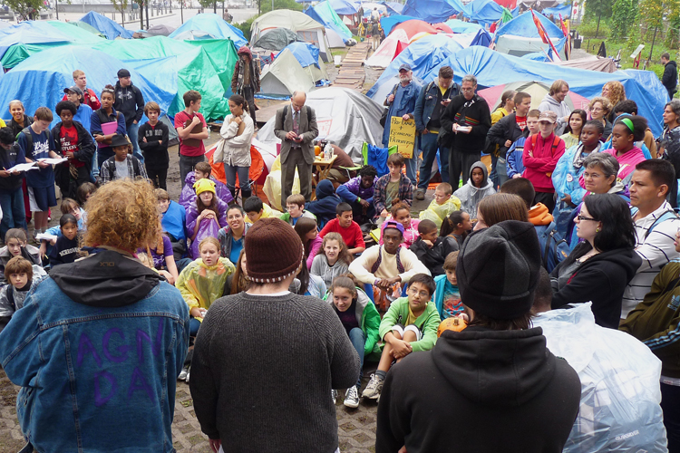 Middle schoolers visit Occupy Boston (Dennis Cunningham)