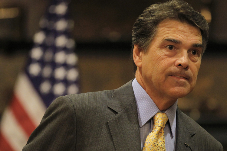 Republican presidential candidate Texas Governor Rick Perry listens to voters question at an economic forum in Hampton, New Hampshire October 1, 2011. REUTERS/Adam Hunger (UNITED STATES - Tags: POLITICS) (Â© Adam Hunger / Reuters)