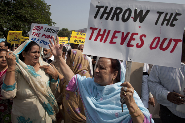 Pakistan's opposition lawmakers rally outside the parliament in Islamabad, Pakistan, Thursday, Oct, 6. 2011 (AP)