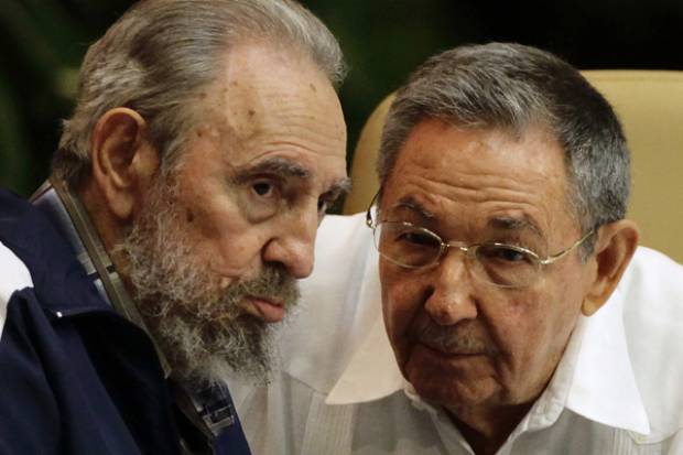 Former Cuban leader Fidel Castro and Cuba's President Raul Castro (Desmond Boylan / Reuters)