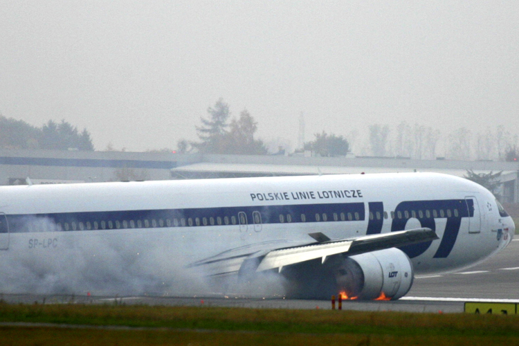 A Boeing 767 of Polish LOT airlines makes an emergency landing at Warsaw airport, Nov. 1, 2011. (AP)
