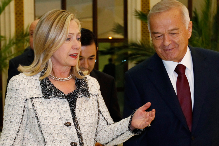 U.S. Secretary of State Hillary Clinton meets with Uzbekistan President Islam Karimov in Tashkent, Uzbekistan, October 22, 2011. (Reuters/Kevin Lamarque)