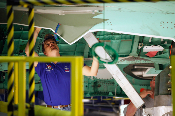 Assembly line workers work on a F-35 fighter aircraft at a production plant in Fort Worth, Texas (Reuters/Jessica Rinaldi)