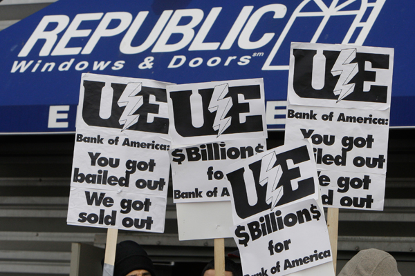 Workers picket at the Republic Windows and Doors factory in Chicago, on Dec. 8, 2008. (AP/M. Spencer Green)