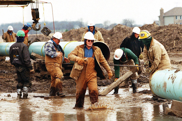 Members of the "chain gang" assemble a pipeline near Burlington, Ill. (AP)