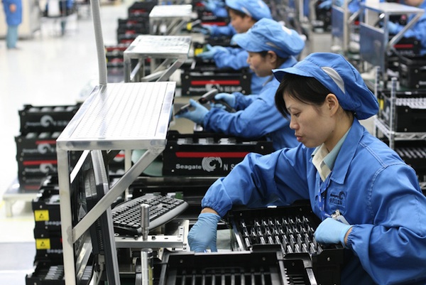Workers at a Seagate Wuxi factory in China (<span about='http://www.flickr.com/photos/scobleizer/3009516045/' xmlns:cc='http://creativecommons.org/ns#'><a href='http://www.flickr.com/photos/scobleizer/' rel='cc:attributionURL' target='_blank'>Robert Scoble</a> / <a href=http://creativecommons.org/licenses/by/2.0' rel='license' target='_blank'>CC BY 2.0</a></span>)