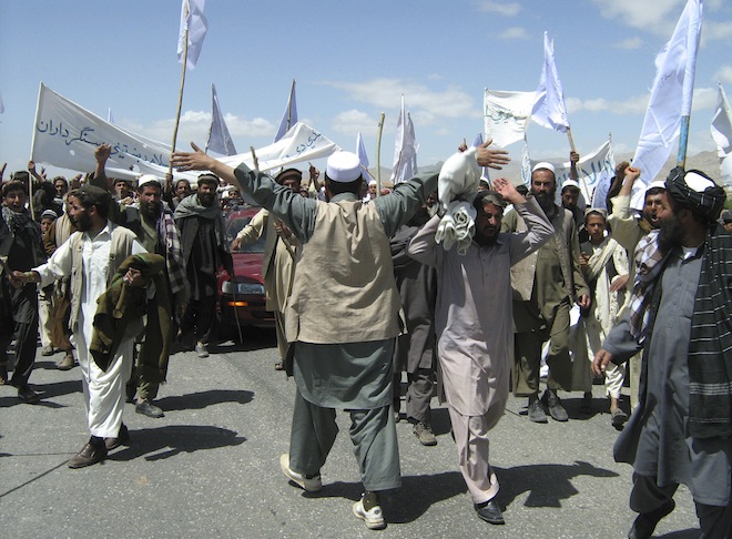 More than 1,500 Afghans block the highway between Kabul and Kandahar in Seed Abad, Wardak province, Afghanistan, Saturday, May 26, 2012. (AP/Rahmatullah Nikzad)