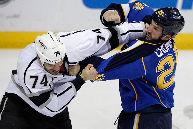 St. Louis Blues right wing B.J. Crombeen, right, and Los Angeles Kings left wing Dwight King fight during Game 2 of their NHL Western Conference semi-final playoff hockey game in St. Louis. (Reuters/Sarah Conard)