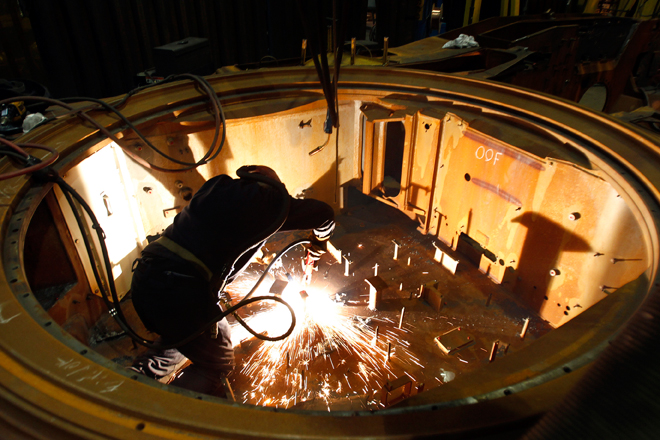 General Dynamics employees in Lima, Ohio, work on an Abrams battle tank. (Reuters/Matt Sullivan)