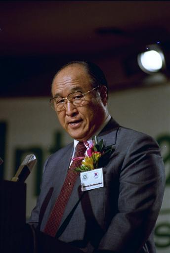The Rev. Sun Myung Moon speaks during the opening session of the 15th annual International Conference on the Unity of the Sciences in Washington, November 28, 1986.  (AP/Barry Thumma)