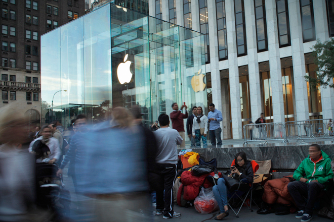 Customers wait in line outside the Apple store on 5th Avenue, for Friday's iPhone 5 models to go on sale, in New York, September 19, 2012. (Reuters/Eduardo Munoz)