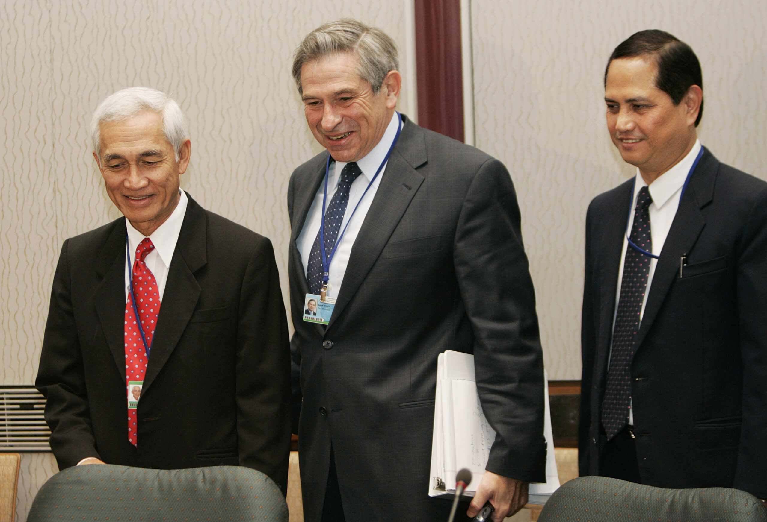 World Bank Group President Paul Wolfowitz, center, and Philippines Secretary of Finance and Chairman of G-24 Margarito Teves, left, and Philippine Undersecretary of Finance and Chairman of Deputies Roberto Tan, right. (AP/Manuel Balce Ceneta)