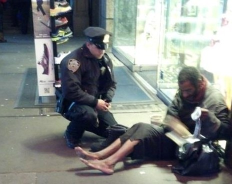 Officer DePrimo's kind act (via NYPD Facebook page) (Jennifer Foster of Florence, AZ)
