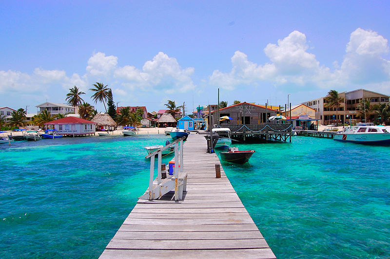 San Pedro Beach in Ambergris Caye, Belize. Photographed by Adam Reeder in June 2007 ((Wikimedia))