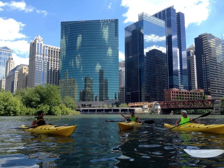 Kayakers at Wolf Point with the southern Chicago skyline in the background. (Wikimedia Commons/Jrrugg94)