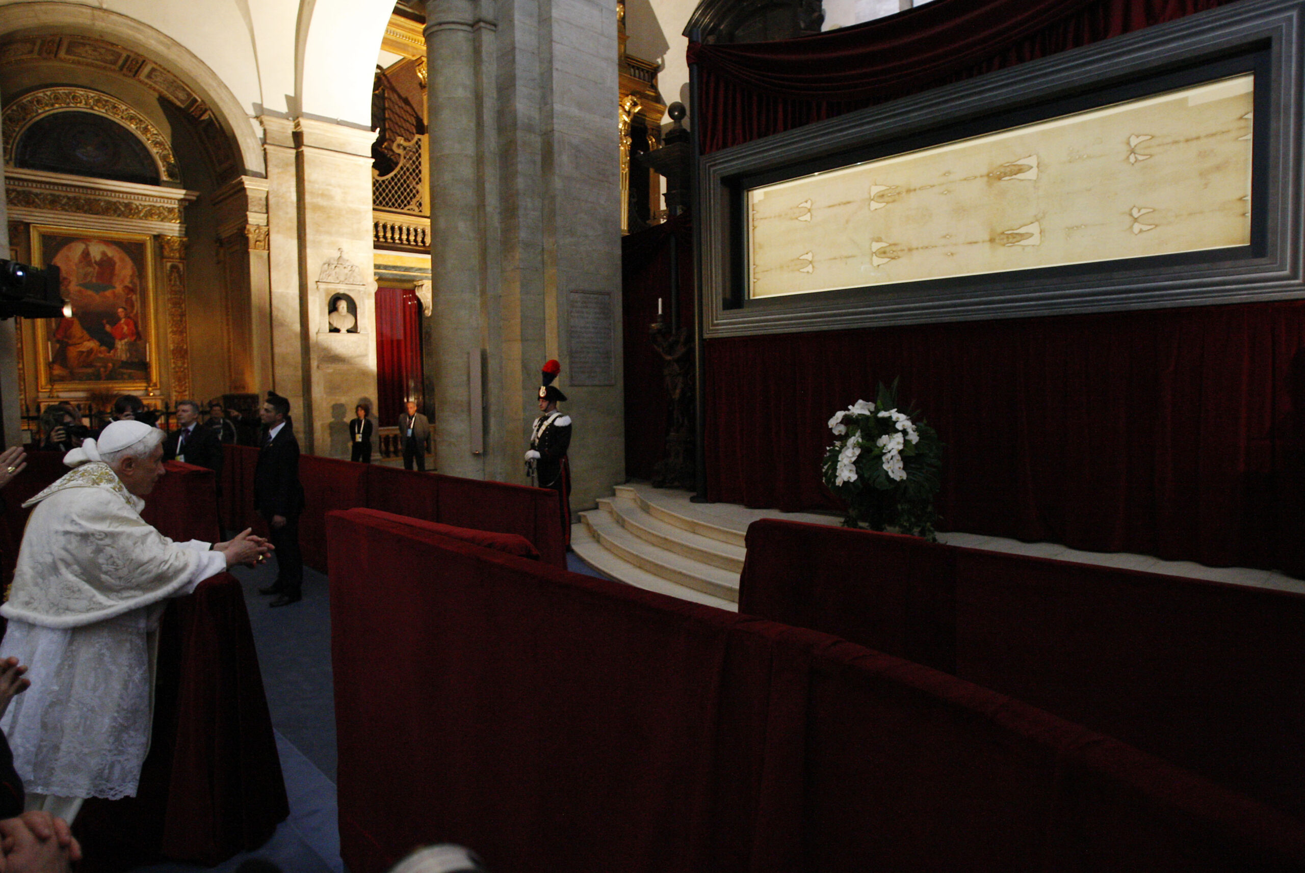 Pope Benedict XVI prays in front of the Holy Shroud in Turin's cathedral, Italy, Sunday, May 2, 2010. (AP/Antonio Calanni)