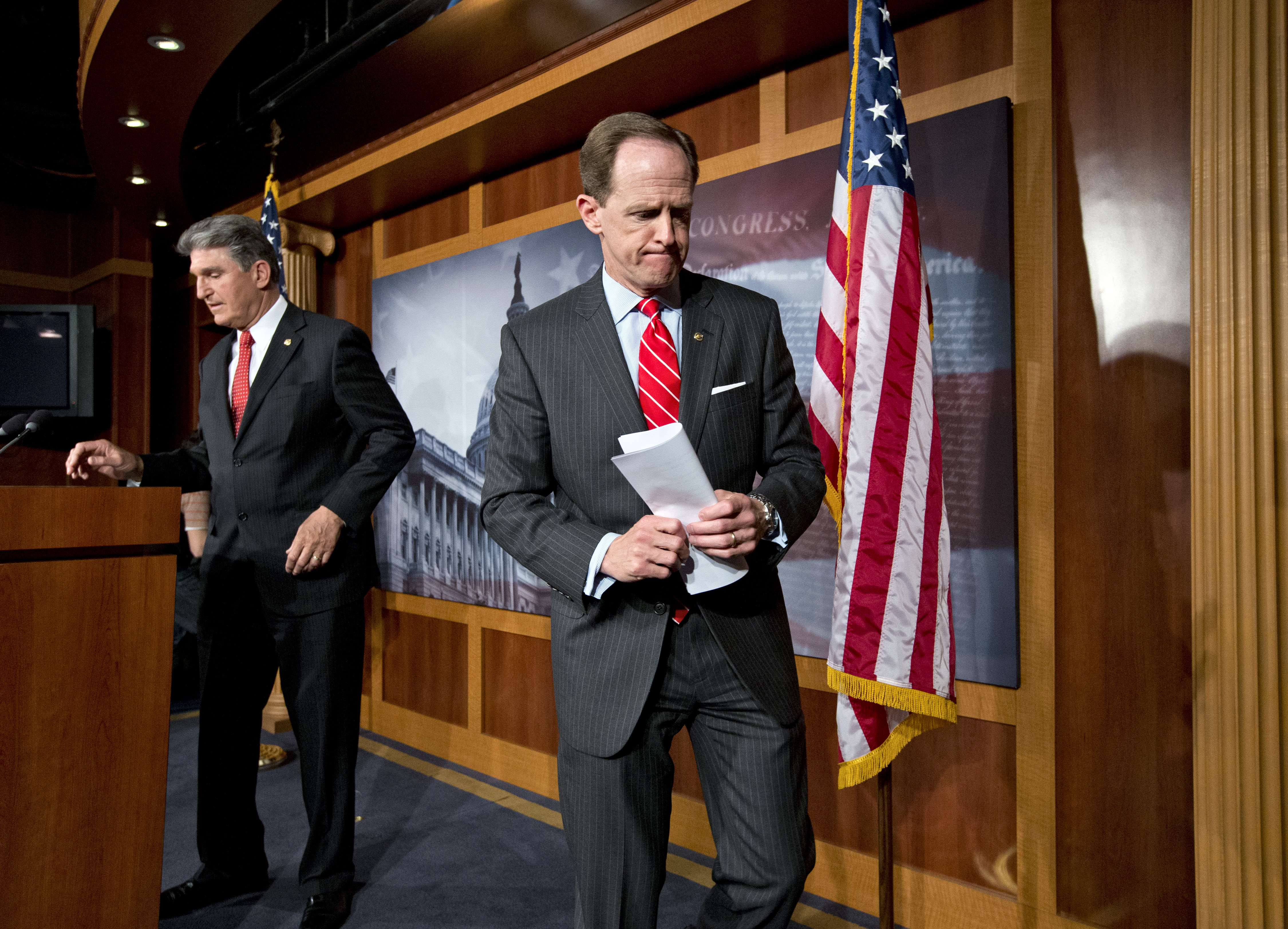 Sen. Pat Toomey, R-Pa., right, and Sen. Joe Manchin, D-W.Va. (AP/J. Scott Applewhite)