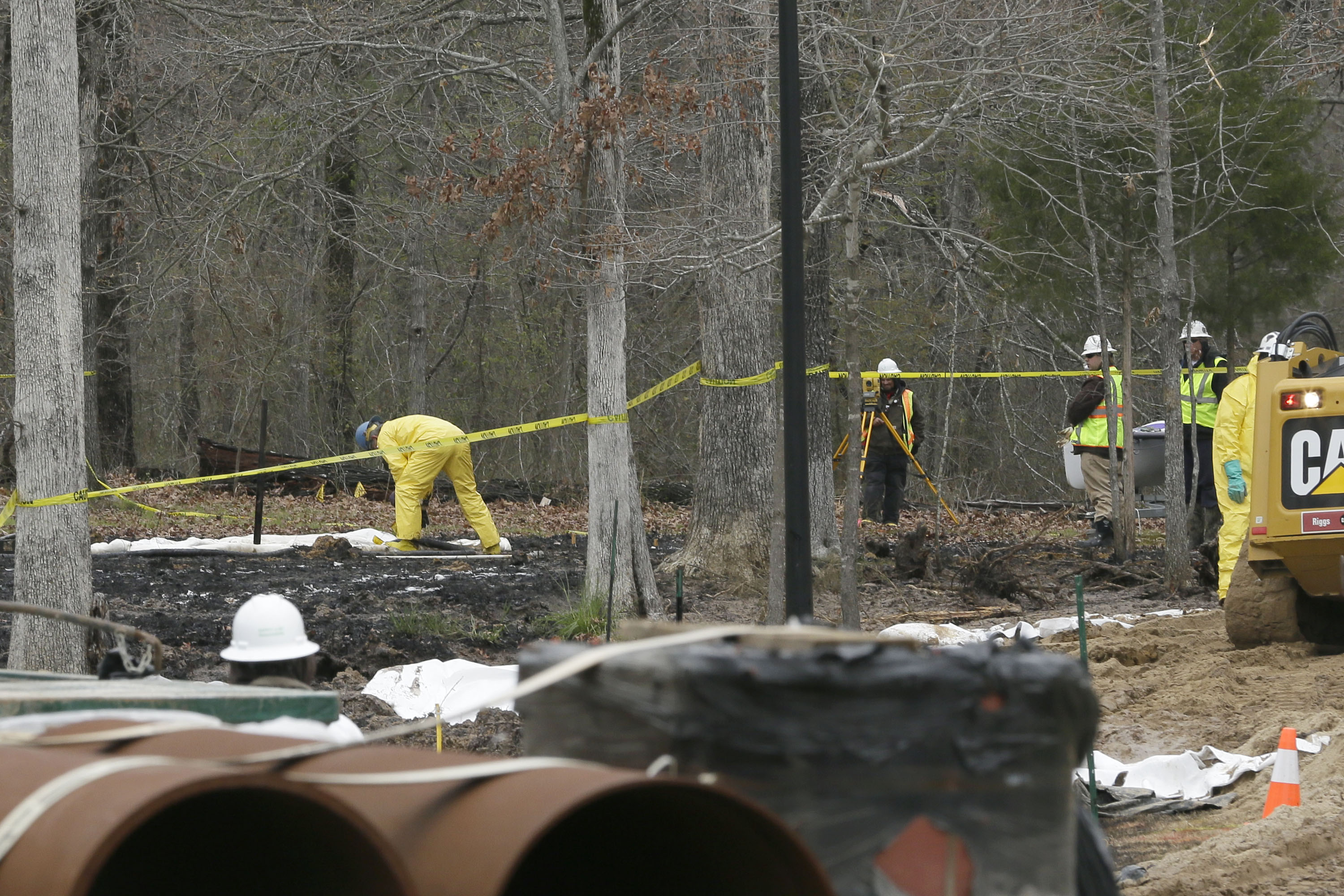 Crews work to clean up from an oil pipeline spill in a Mayflower, Ark., neighborhood. (AP/Danny Johnston)
