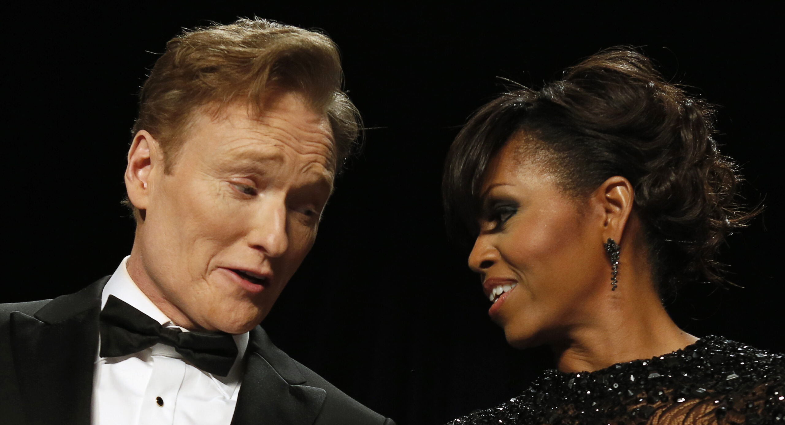 Comedian Conan O'Brien talks to U.S. first lady Michelle Obama during the White House Correspondents Association Dinner (Reuters)