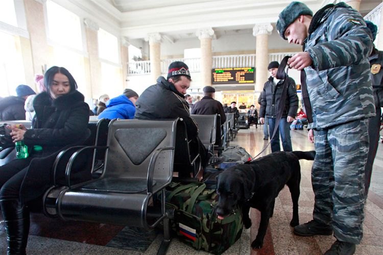 Police check luggages for explosives at railway station in Krasnoyarsk, March 31, 2010. Authorities said the blasts were linked to the North Caucasus - a string of heavily Muslim provinces that includes Chechnya (Reuters/Ilya Naymushin)