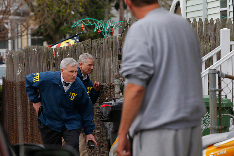 FBI agents search homes for the Boston Marathon bombing suspects in Watertown, Massachusetts April 19, 2013. (Brian Snyder / Reuters)