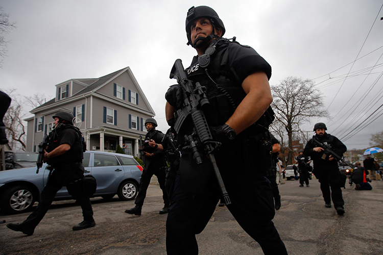Police officers search house to house for the second suspect in the Boston Marathon bombings in a neighborhood of Watertown, Massachusetts April 19, 2013. (Reuters/Brian Snyder)