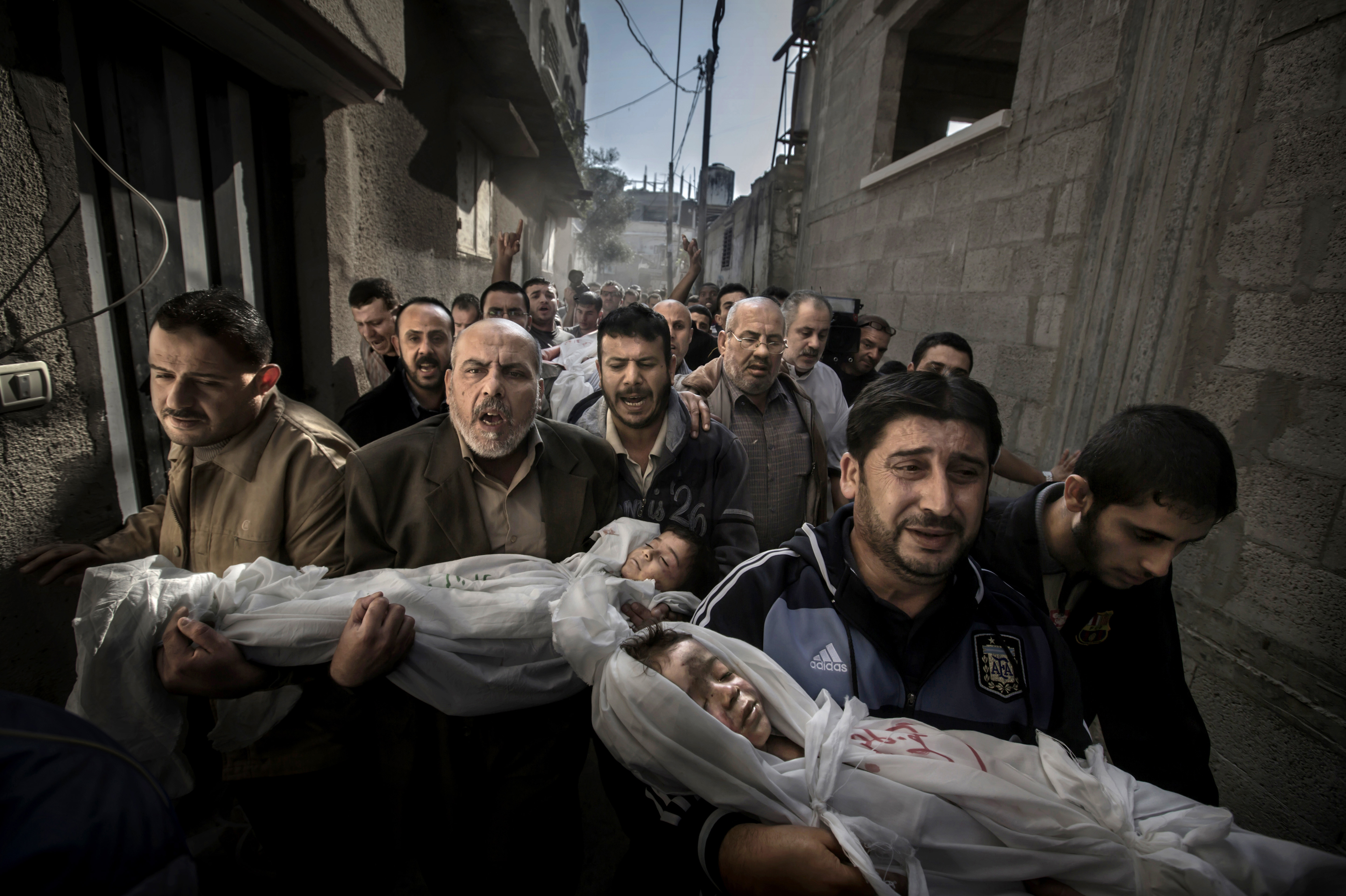 2013 World Press Photo of the year by Paul Hansen (AP)