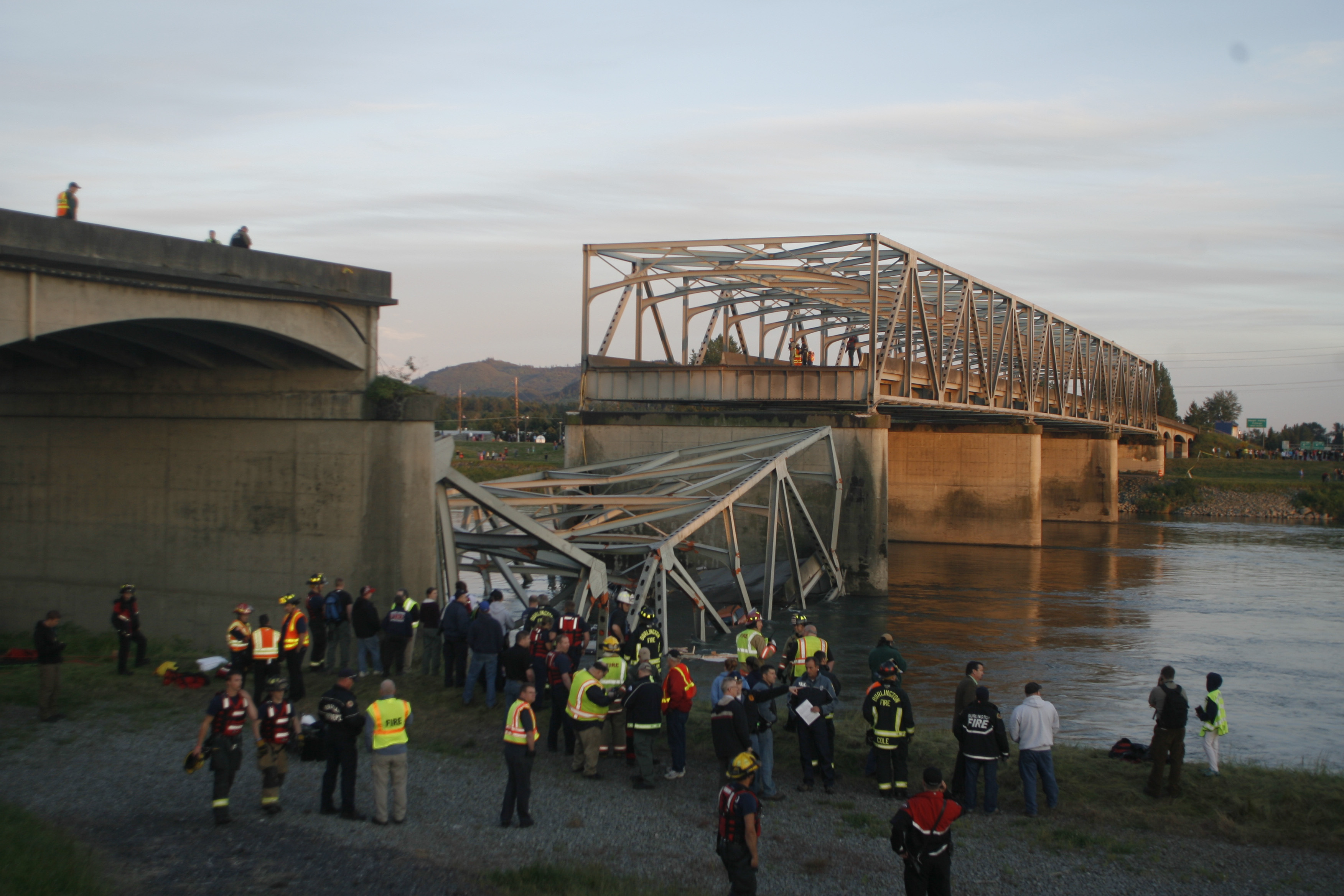 A portion of the Interstate-5 bridge is submerged after it collapsed into the Skagit river dumping vehicles and people into the water in Mount Vernon, Wash., Thursday, May 23, 2013. (AP/Joe Nicholson)