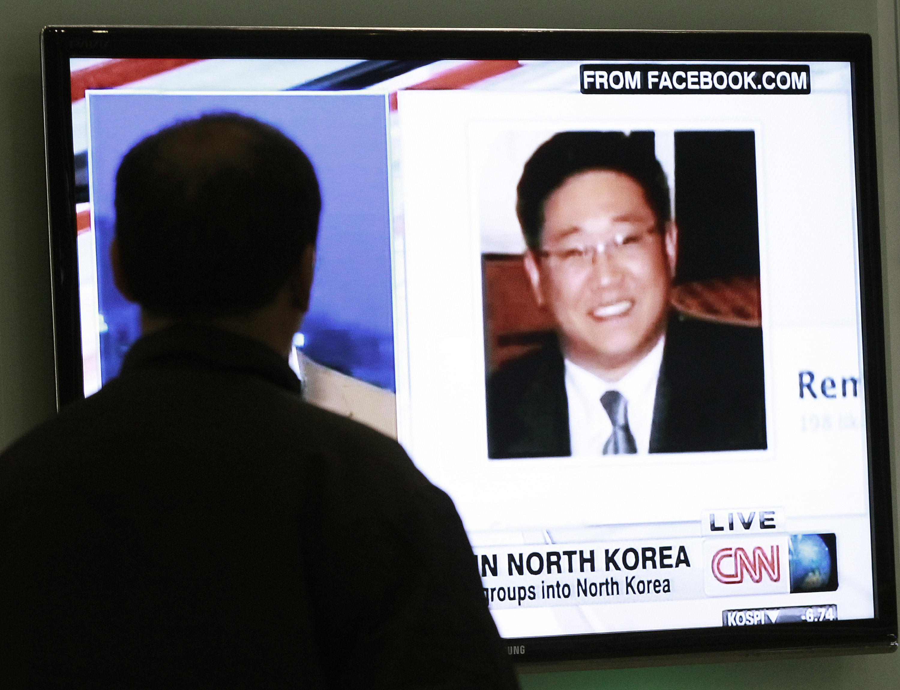 A South Korean man watches a TV news program showing Korean American Kenneth Bae at the Seoul Railway Station in Seoul, South Korea, Thursday, May 2, 2013. (AP/Ahn Young-joon)