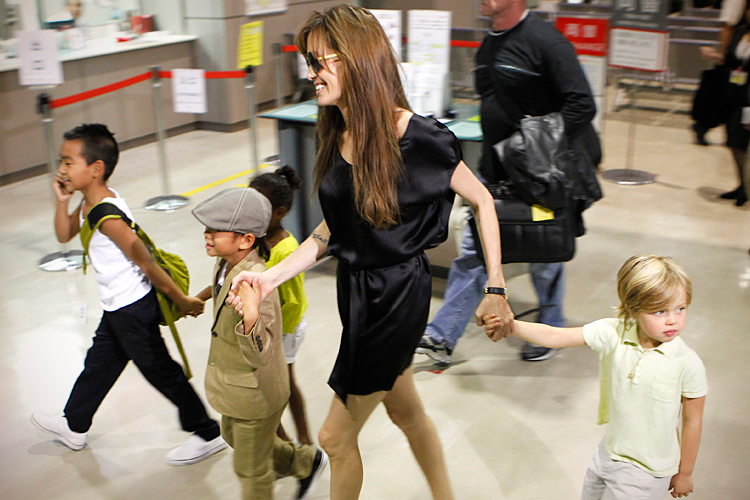 Angelina Jolie with her children, July 26, 2010. (Reuters/Toru Hanai)