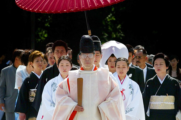 A Shinto priest conducts a wedding at the Meiji shrine in Tokyo. (AP/Junji Kurokawa)