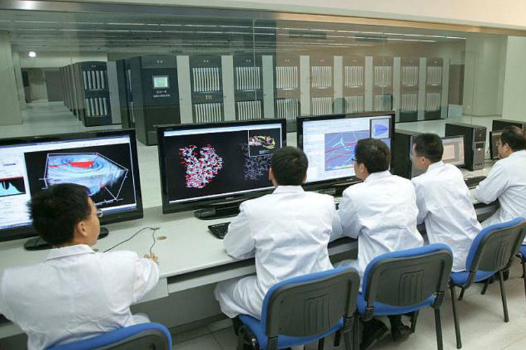 Chinese researchers test the supercomputer Tianhe No.1 at the National University of Defense Technology in Changsha city, central Chinas Hunan province, 27 October 2009. (AP)