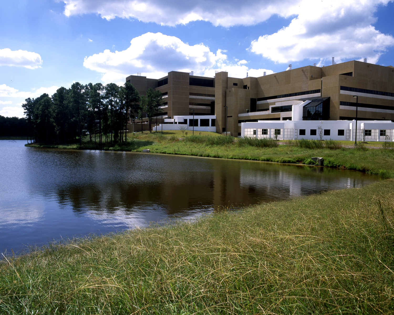 Photograph of main NIEHS building, with the Magnetic Resonance Imaging (MRI) Facility (white section) and F-Module in the foreground. (NIEHS)