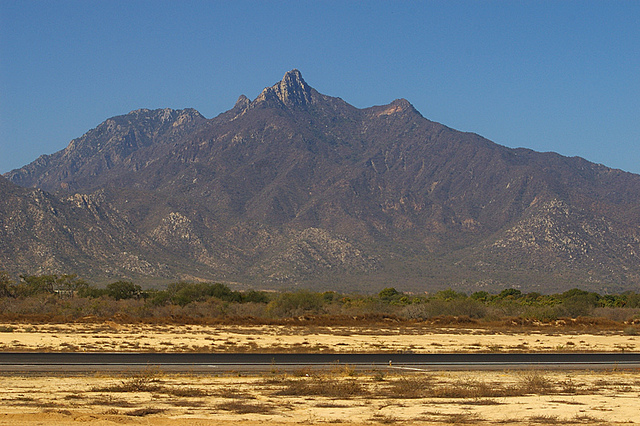 An estimated 1.7 million ounces of gold, worth more than $2 billion, are embedded in Mexico's Sierra la Laguna mountain. (Vlad Litvinov/Flickr)