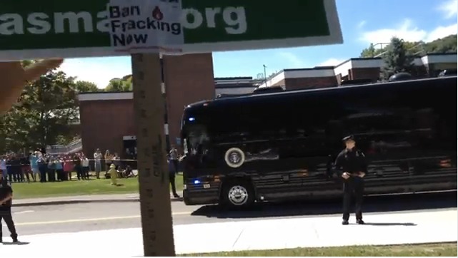 Anti-fracking protestors greet Obama's motorcade (Screenshot, Politics on the Hudson)