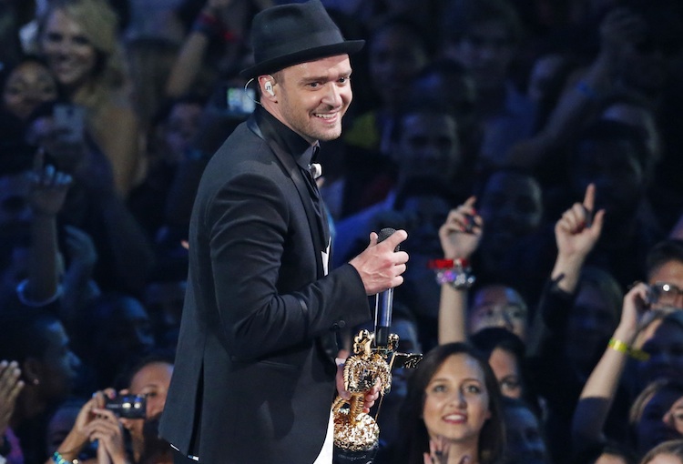 Justin Timberlake accepts the Video Vanguard award during the 2013 MTV Video Music Awards in New York August 25, 2013. (Â© Lucas Jackson / Reuters)