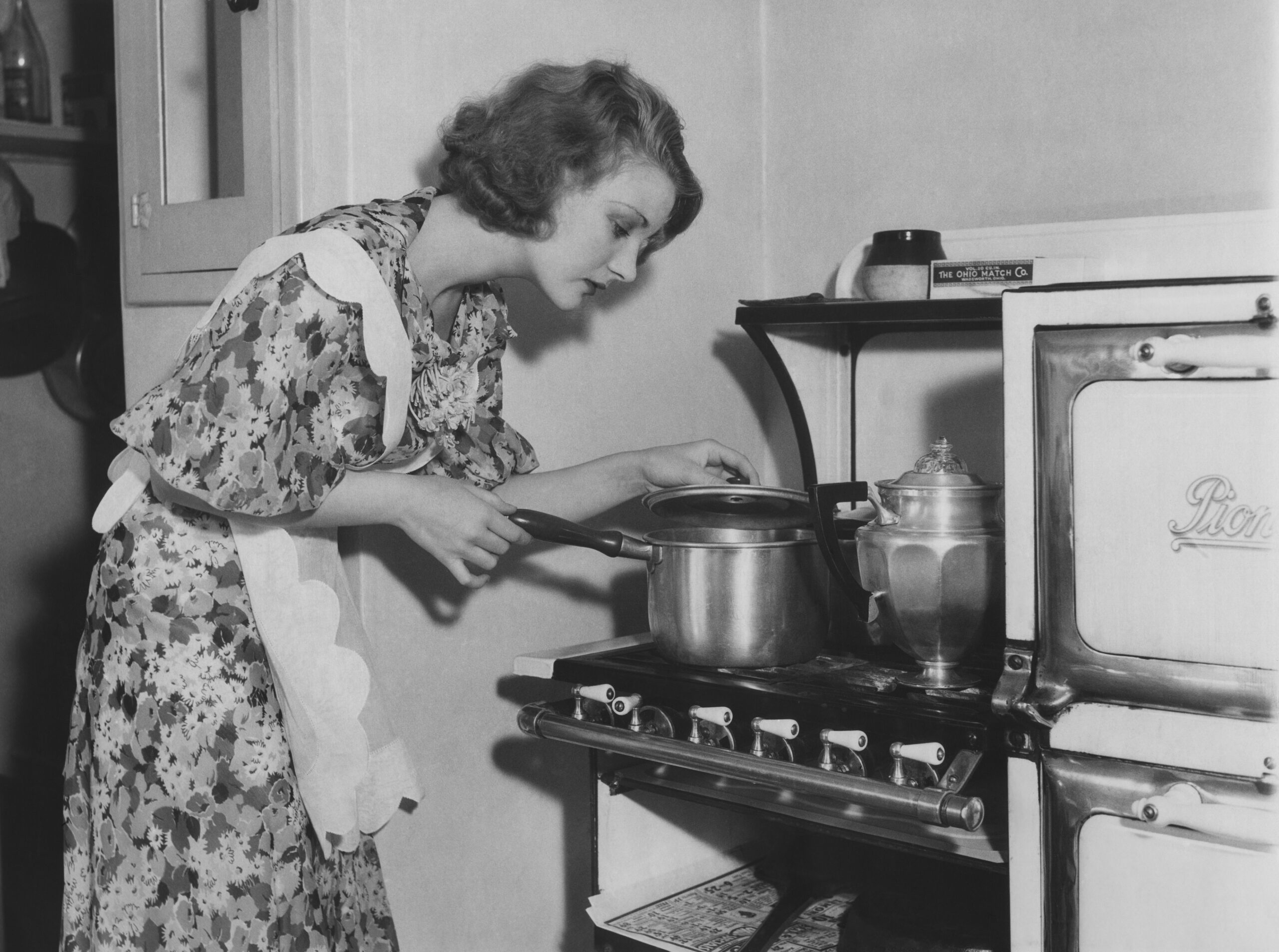 (<a href='http://www.shutterstock.com/gallery-921176p1.html?searchterm=women%20in%20kitchen%20vintage'> Everett Collection </a> via <a href='http://www.shutterstock.com/'>Shutterstock</a>)
