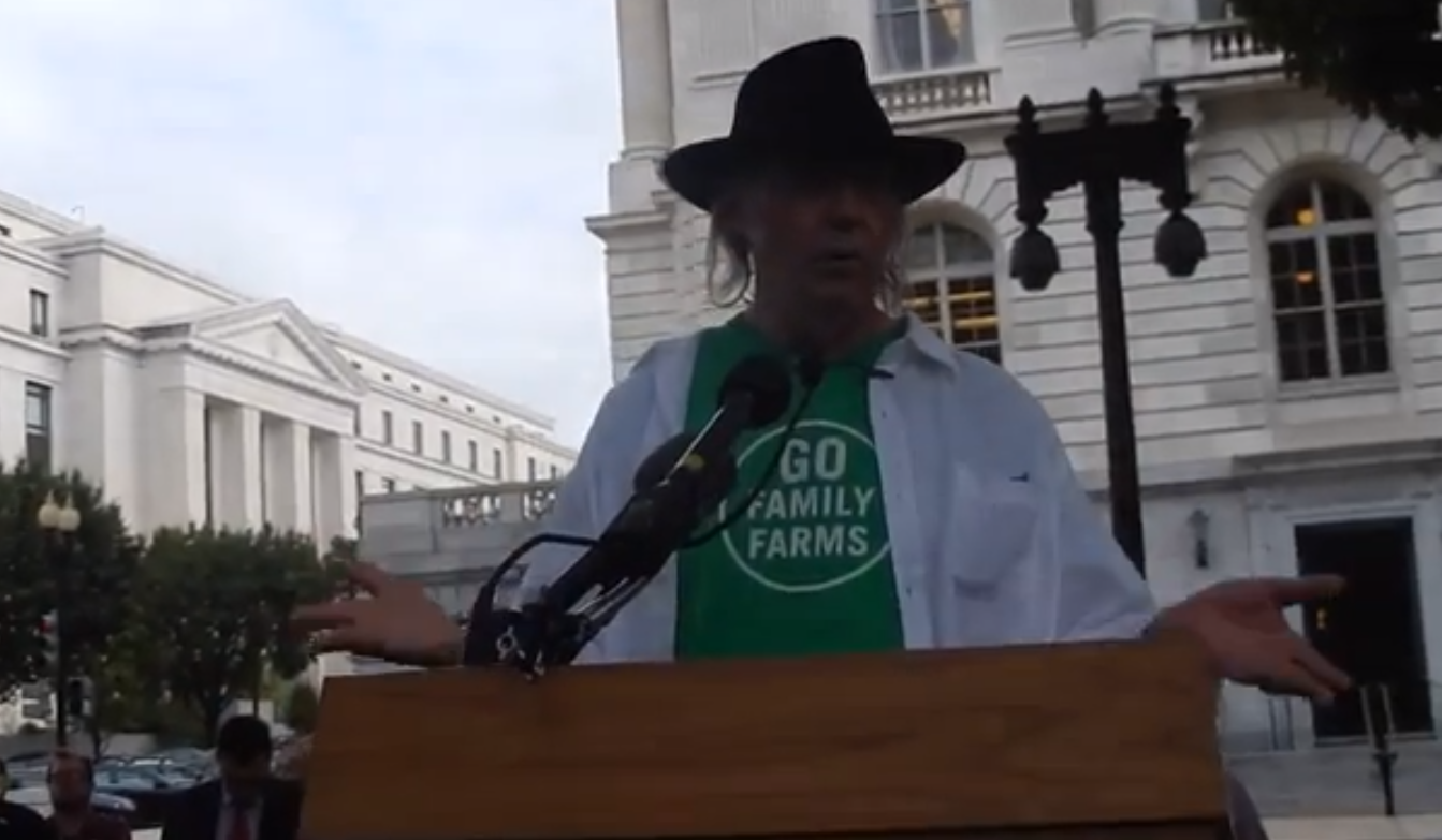 Neil Young addresses the U.S. National Farmers Union (Screenshot, YouTube)