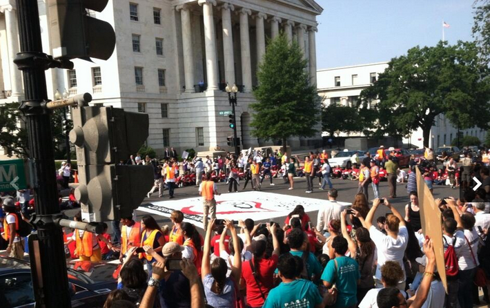 A scene from the Thursday protest (Twitter via Maya Danaher)